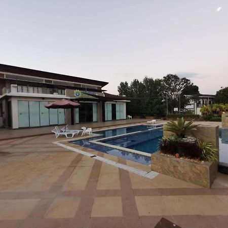 Floating Sanctuary Resort Powered By Cocotel Bulacan Esterno foto