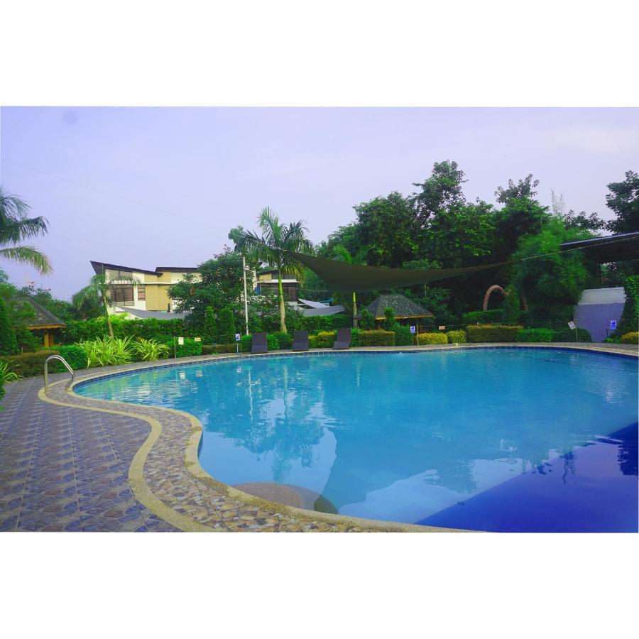 Floating Sanctuary Resort Powered By Cocotel Bulacan Esterno foto